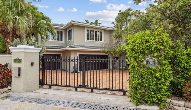 Spacious Waterfront 5-bedroom house w/pool/spa. Walk to Fort Lauderdale Beach