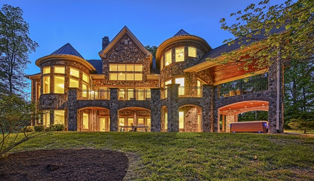 Spacious waterfront house with private hot tub, sauna, pool table