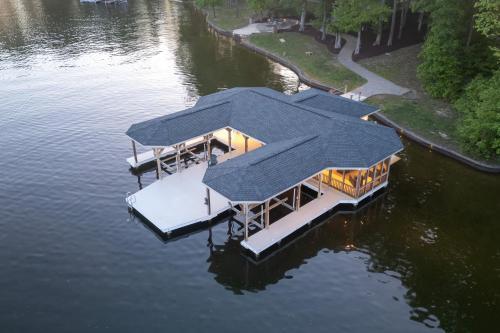 Spacious waterfront house with private hot tub, sauna, pool table