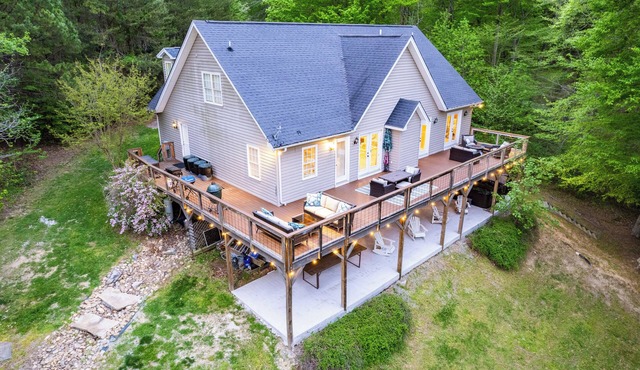 Spacious, Well-Appointed 6 Bedroom Hyco Lake House - Hot Tub - Great Views