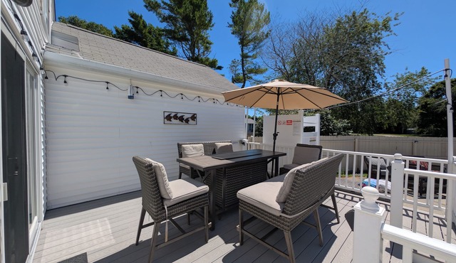 Spectacular House! Fenced Yard. Playground Basketball, walk to Main St, ferries.