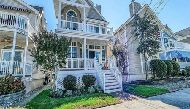 Spectacular Southend 3BR Condo Sleeps 7 Rooftop Deck & Parking