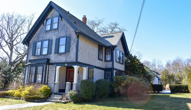 Stately 4 bedroom home, less than a mile to Corporation Beach