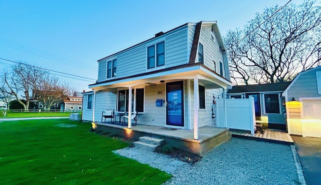 Steps to 3 Falmouth Beaches in our 6+bedroom with oversized outdoor shower