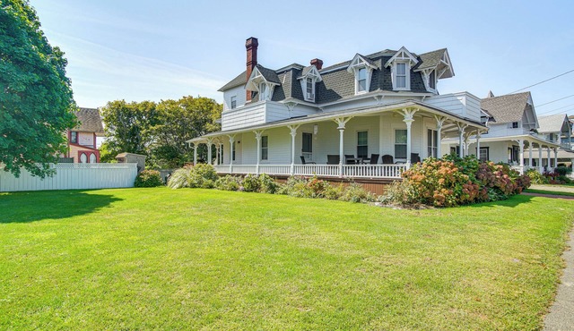 Steps to Inkwell Beach: Victorian Home!