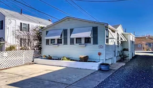 Steps to PPB Boardwalk & Beach — 2BR w/Parking, Beach Gear & Pet Friendly