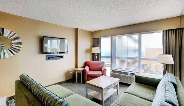 Steps to the Beach! Spacious Unit, Pool, Restaurant