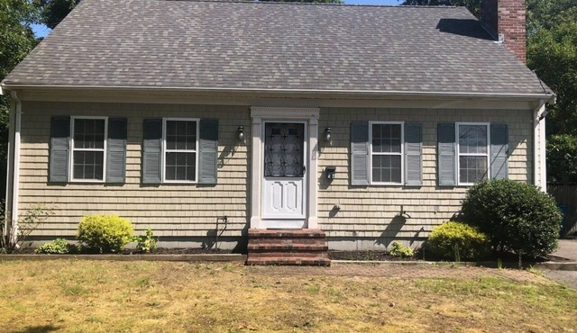 Steps to the Beach, Beautiful Home in East Falmouth
