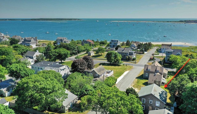 Steps to the Beach, Cozy, Central AC!