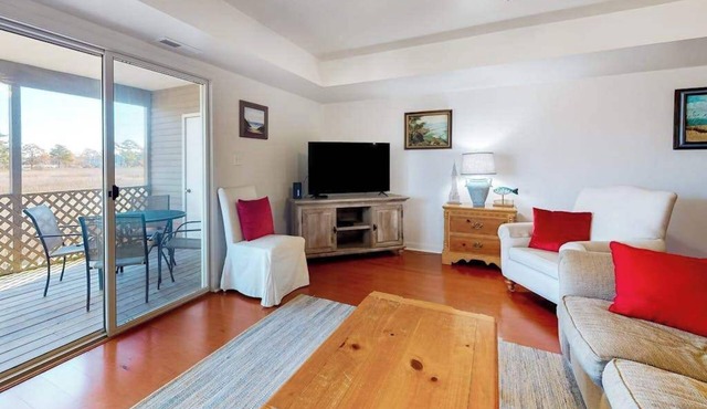 Stewards Watch ownhouse close to the ccean w/shared pool, free WiFi, private W/D