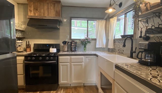 Stone House Cabin with Mountain View 4 miles to the University & Downtown