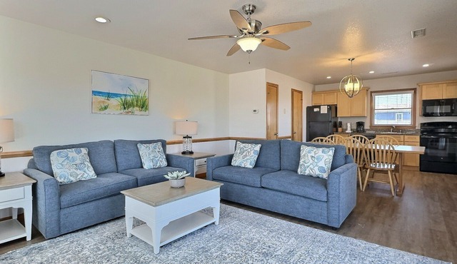 Storm Cottage- Short Walk to Beach- Community Pool & Spa