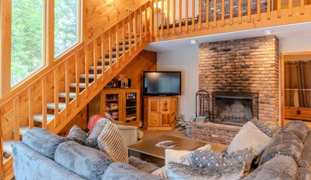 Stratton; 8 min. King beds, fire place, dogs ok!
