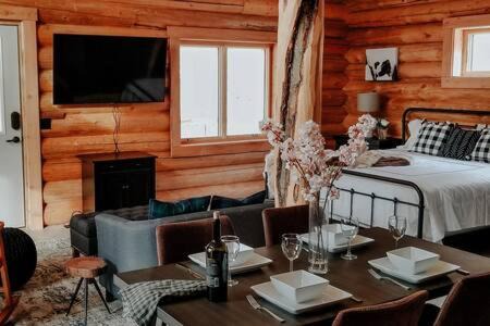 Studio apartment at Sugarloaf Log House