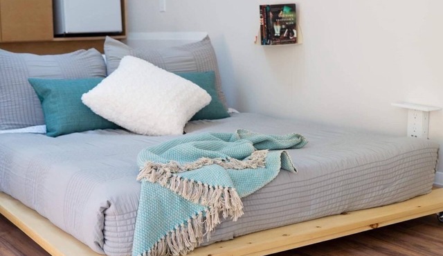 Studio Blue tiny home retreat- quick walk to town, quiet, serene get away! in Elora