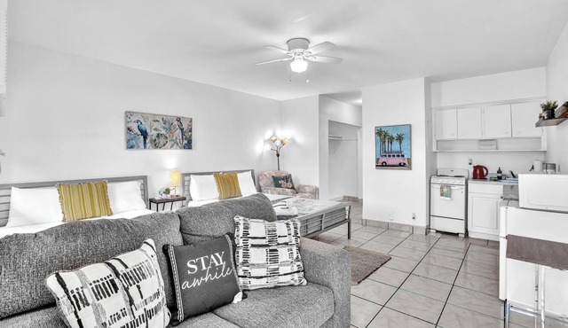 Studio Retreat with 2 Queen Beds @ Hollywood Blvd