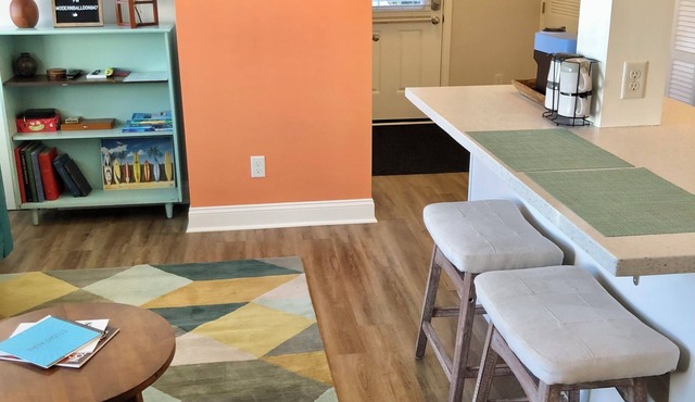 Studio-style garage apartment in beautiful mid-town neighborhood, near hospital