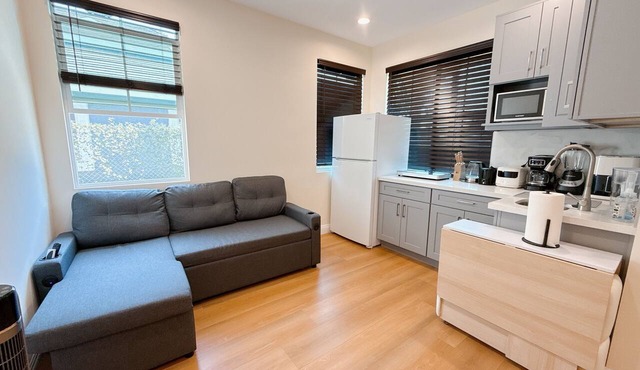 Studio with King size bed , living room sofa bed in charming San Gabriel