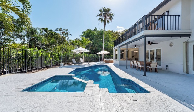Stunning 4-Bedroom House, Private Pool, on Golf and 2 miles to the Delray Beach