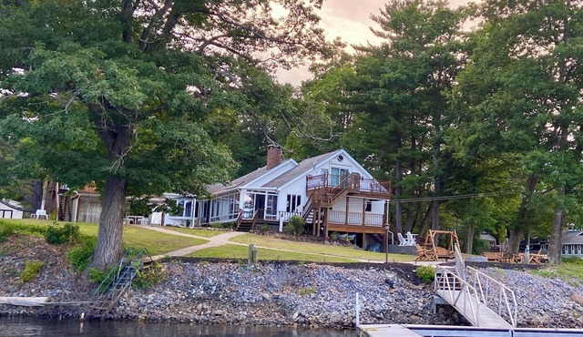Stunning 4 Season Family Lakehouse/5-bedroom/4-bath on Sacandaga Lake with docks