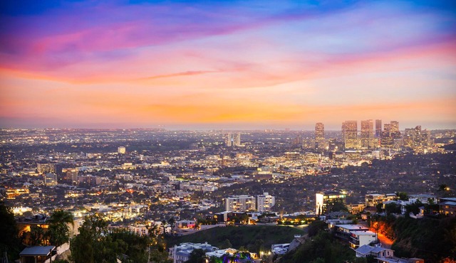 STUNNING CITY VIEW Cozy 4-bedroom house with AC, Wi-Fi in prime Hollywood Hills