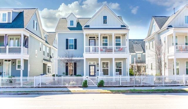 STUNNING! Luxe 4BR Beach Escape - Private, Bright & Roomy