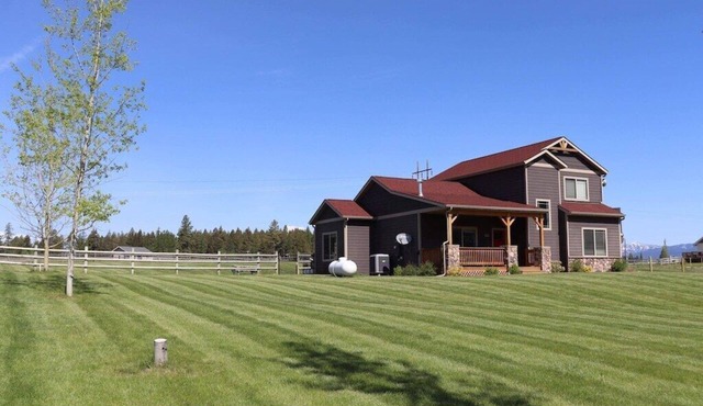 Stunning Mountain Views - 15 Min to Glacier - Jacuzzi suite - Lg Fenced Dog Yard