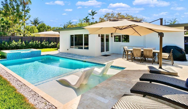 Stunning Poolside Luxury Retreat