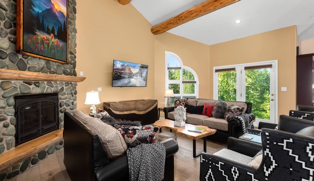 Stunning, Spacious & Private Home on 20 Acres, mins to Glacier Park & Whitefish