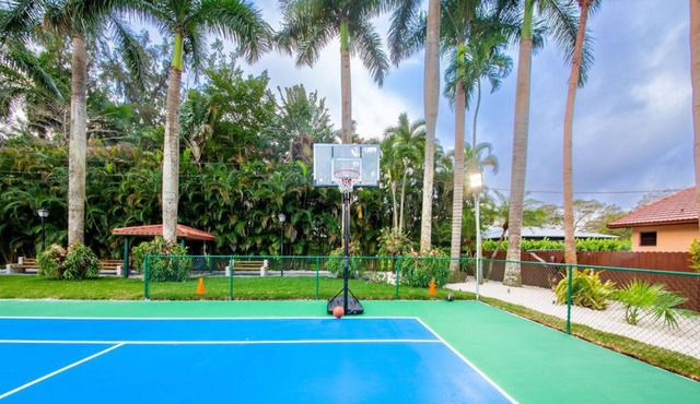 Stunning Villa w/Tennis Ct+Fun BKB Hoop & Indoor Pool!