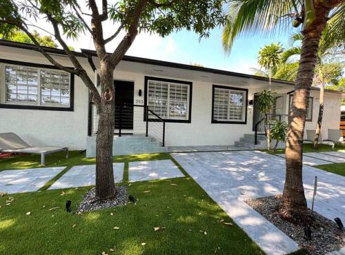 Stylish 2/1 centrally located!