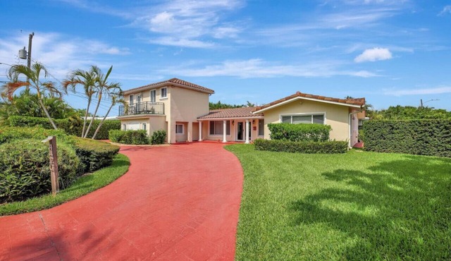 Stylish 2br/3ba w-Heated Pool + Beach Walkable