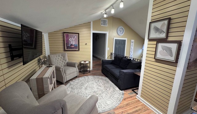 Stylish 4BR Loft Sleeps 8 Prime Location