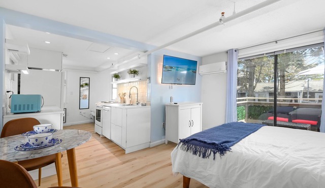 Stylish Cape Retreat–6 Min to Beach-Private Balcony-Centrally located Mid Cape