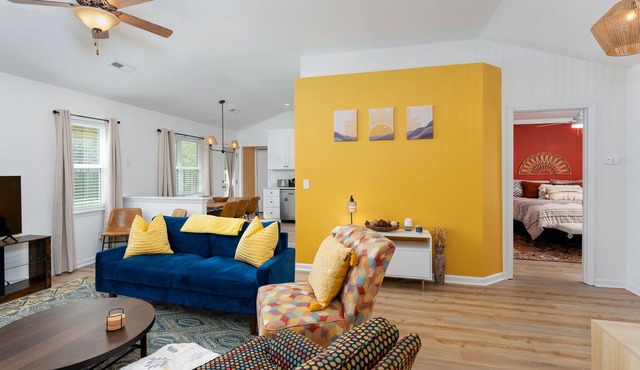 Stylish Modern Home King Bed Sleeps 8