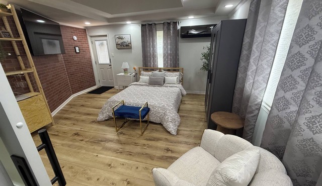 Stylish Modern Studio near Town Center & I-264