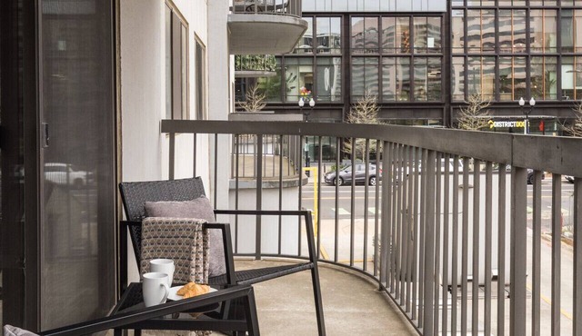 Stylish Oasis:Sleeps 7 | King Bed | Prime Location