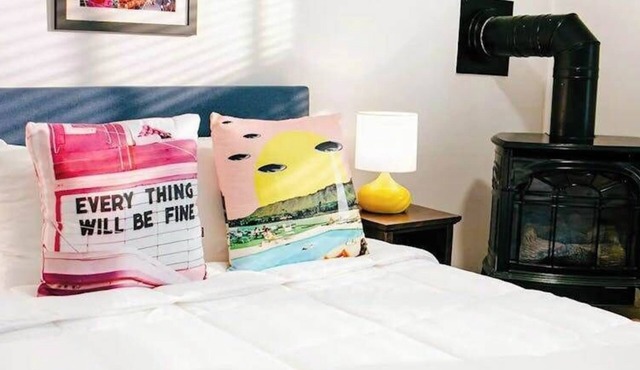 Stylish studio in central location with fireplace, AC, & tranquil courtyard