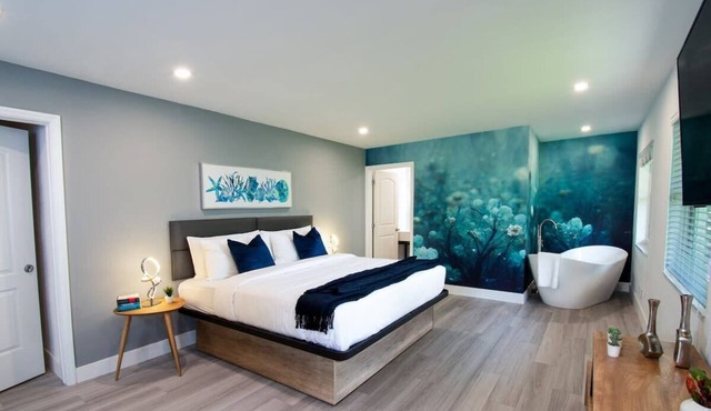 Stylish Suite with Tub in Fort Lauderdale