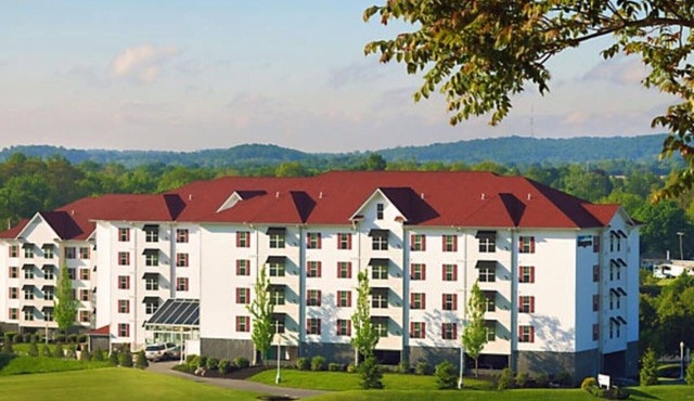 Suites at Hershey 2BR/2BA suite w/fireplace, full kitchen, indoor/outdoor pool in Hershey