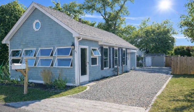 Sunny 3-bedroom cottage with WiFi and AC-Steps to beach and walkable to town!