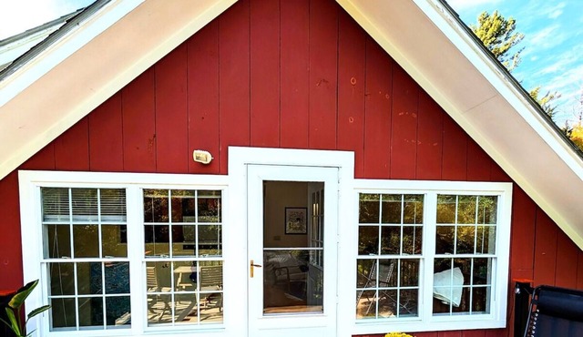 Sunny Alpine Suite Walk to Lake Private Deck Yard and Gardens w/Fire Pit