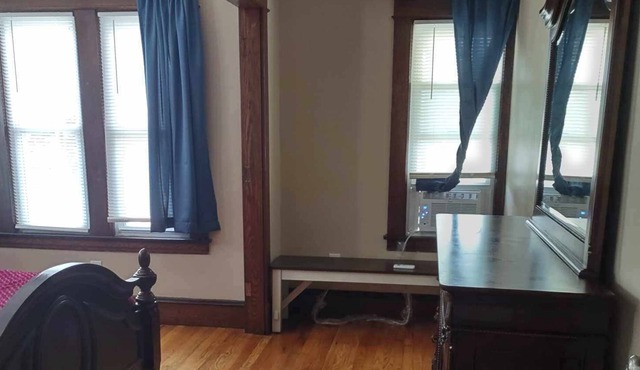 Sunny & Bright 2nd floor apartment!