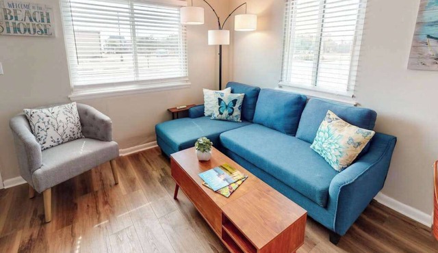 Sunny condo 2 blocks from beach with fast WiFi & W/D - dog-friendly