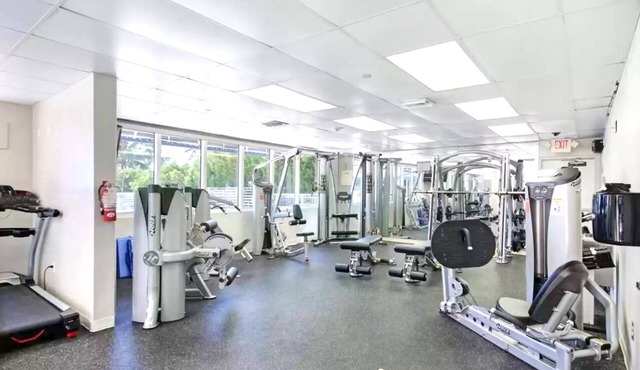 Sunny Isles Beach Front Studio/full ocean view