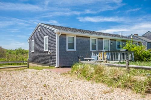 Sunny Sagamore Getaway—Steps from the Sand