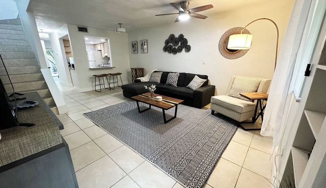 Sunset Serenity Quiet 2BR Townhouse · 2 Suites · Parking
