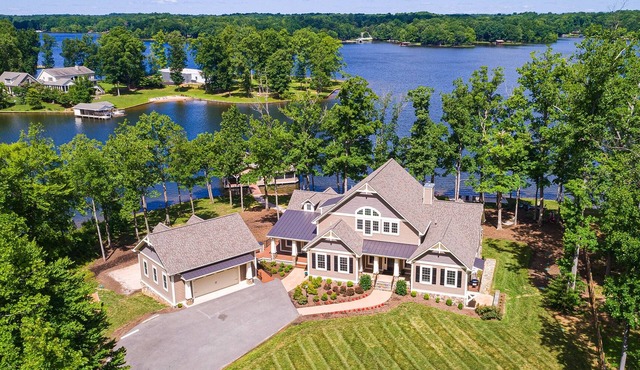 Sunset Shores at Lake Anna: Gourmet Kitchen,300ft Shoreline, Hot Tub