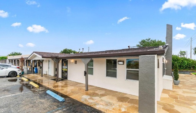 Super 8 by Wyndham Lantana West Palm Beach