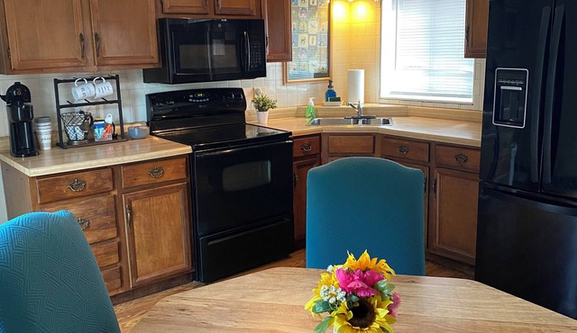 Super Clean 2-Queen House: Huge Private Deck, Near PIT, Stadiums & Museums